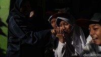 Salim ke guru, seneng banget.