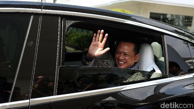Saat Bamsoet naik Tesla