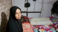 Guru honorer sejak 15 tahun ini memanfaatkan lahan kosong di samping toilet untuk keduanya tinggal. Mereka membuat bangunan seadanya menggunakan tripleks. Ada ruang yang dijadikan tempat tidur dengan satu kasur. Tempat ini juga mereka manfaatkan untuk menjual camilan untuk anak sekolah.