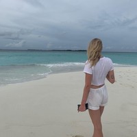 Hotel Soneva Fushi di Maldives menjadi pilihan Joe Jonas dan Sophie Turner untuk berbulan madu. Hamparan pasir putih dan lautan biru cantik memang menambah suasana romantis bagi pasangan yang baru menikah. Foto: Instagram/@joejonas, @sophiet, @discoversoneva