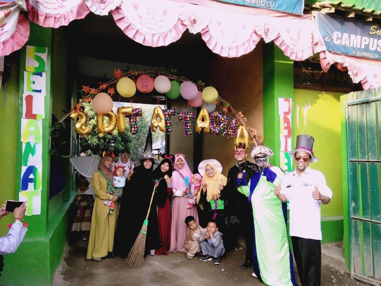 Hari Pertama Sekolah, Guru SD di Jember Berkostum ala Tokoh Kartun Hari Pertama Sekolah, Guru SD di Jember Berkostum ala Tokoh Kartun