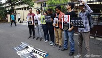 Sejumlah warga yang mengatasnamakan diri mereka Koalisi Masyarakat Sipil Antikorupsi menggelar aksi teatrikal di Mabes Polri.