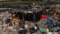 Bangunan semi permanen milik para pemulung terpaksa harus dibongkar.