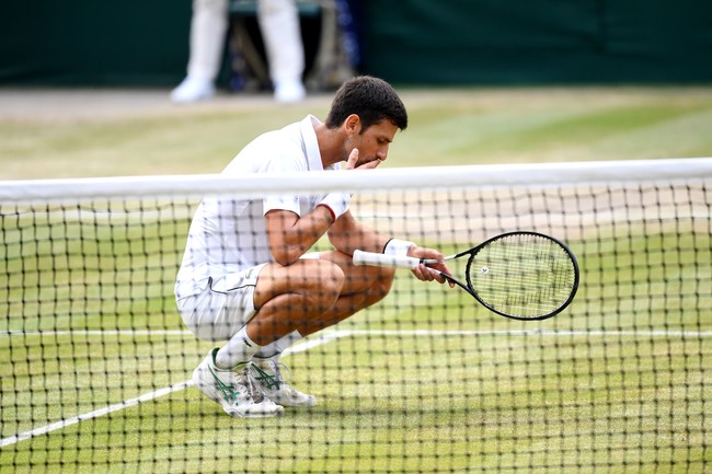 Selain menonton langsung, Kate untuk pertama kalinya mempersembahkan piala kepada pemenang. Seperti tahun sebelumnya, gelar juara Wimbledon tahun ini jatuh ke tangan Djokovic setelah melalui duel selama lima jam. Di final terpanjang dalam sejarah Wimbledon itu, petenis nomor satu dunia tersebut menang atas Federer, 7-6 (7-5), 1-6, 7-6 (7-4), 4-6, dan 13-12 (7-3).  Foto: Matthias Hangst/Getty Images