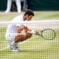 Selain menonton langsung, Kate untuk pertama kalinya mempersembahkan piala kepada pemenang. Seperti tahun sebelumnya, gelar juara Wimbledon tahun ini jatuh ke tangan Djokovic setelah melalui duel selama lima jam. Di final terpanjang dalam sejarah Wimbledon itu, petenis nomor satu dunia tersebut menang atas Federer, 7-6 (7-5), 1-6, 7-6 (7-4), 4-6, dan 13-12 (7-3).  Foto: Matthias Hangst/Getty Images