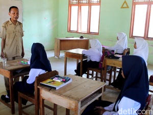 Cuma Ada 6 Murid, Begini Hari Pertama Sekolah di SMP 13 Parepare