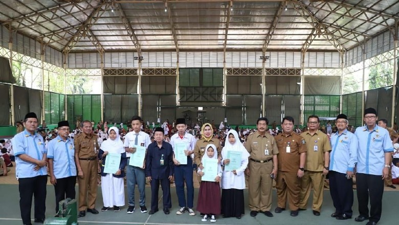 Tahun Ajaran Baru, 1.893 Siswa Kabupaten Serang Terima Beasiswa Tahun Ajaran Baru, 1.893 Siswa Kabupaten Serang Terima Beasiswa