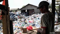 Banyak warga yang mengeluhkan pemukiman pemulung itu karena menimbulkan  kesan kumuh dan dan kotor.