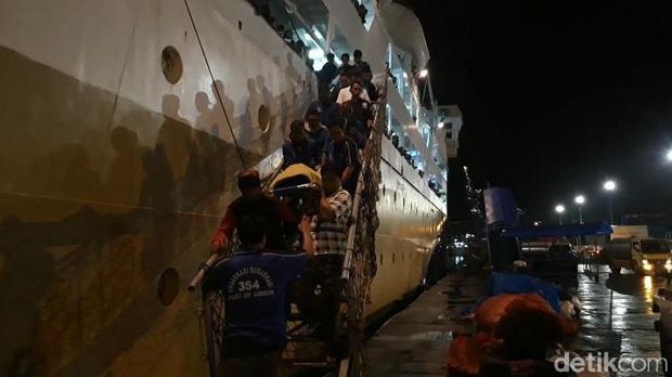 Selamatkan Penumpang Bunuh Diri Lompat dari KM Tidar, Arham Hilang di Laut