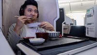 Rius sedang menikmati makanan yang disajikan Japan Airlines. Terlihat ada nasi yang menjadi salah satu santapannya. Foto: Instagram rius.vernandes