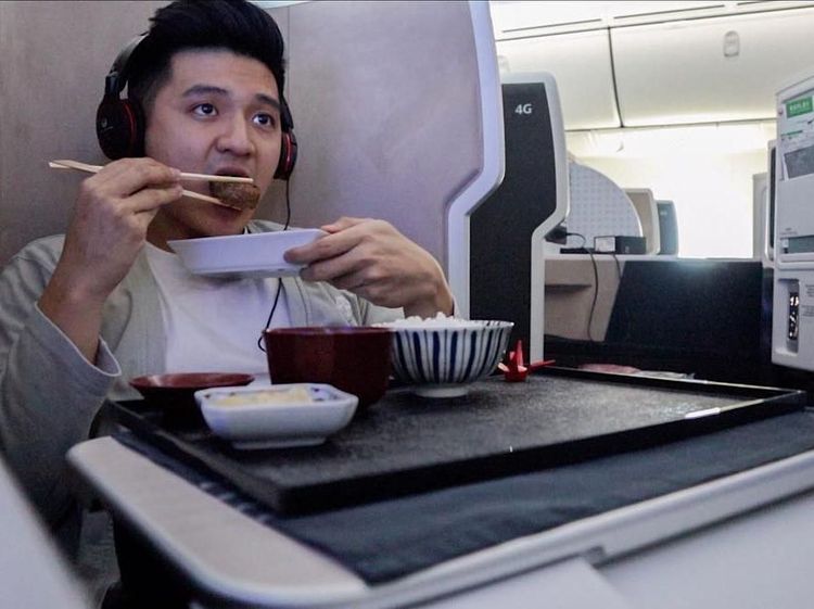 Bahas Daftar Menu Pesawat Ditulis Tangan, Ini Rius Vernandes Saat Kulineran