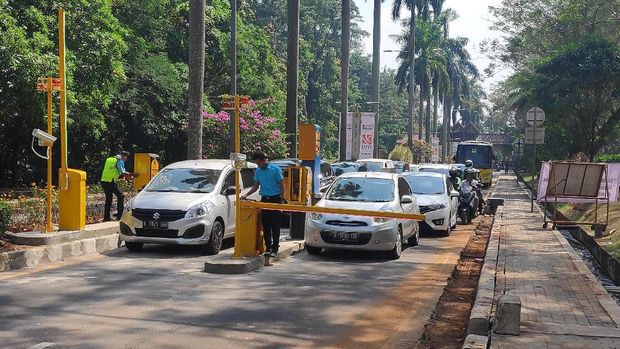 Kendaraan mengantre di portal parkiran.