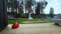 Ada taman-taman dan playground di Penjara Halden. Ini bisa digunakan oleh keluarga narapidana yang berkunjung, apalagi yang membawa anak-anak (BBC)