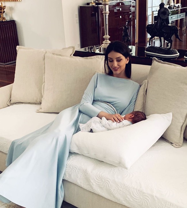 Oksana bukan hanya memamerkan kemesraannya dengan Sultan Muhammad V. Dia juga memperlihatkan kebersamaan dengan putranya yang disebutnya calon Raja Kelantan. Sebulan yang lalu, saya menjadi ibu kepada cahaya mata sulong saya Ismail Leon. Cara hidup saya berubah buat selamanya pada saat itu. Menjadi ibu adalah tanggungjawab yang besar, demikian penggalan curhatan perasaannya setelah melahirkan seorang anak laki-laki bernama Ismail Leon-Tengku Mahkota Kelantan. Foto: Instagram @rihanapetra