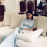 Oksana bukan hanya memamerkan kemesraannya dengan Sultan Muhammad V. Dia juga memperlihatkan kebersamaan dengan putranya yang disebutnya calon Raja Kelantan. Sebulan yang lalu, saya menjadi ibu kepada cahaya mata sulong saya Ismail Leon. Cara hidup saya berubah buat selamanya pada saat itu. Menjadi ibu adalah tanggungjawab yang besar, demikian penggalan curhatan perasaannya setelah melahirkan seorang anak laki-laki bernama Ismail Leon-Tengku Mahkota Kelantan. Foto: Instagram @rihanapetra