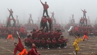 Sekolah yang menjadikan sepakbola dan kungfu menjadi satu ini mengajarkan teknik bermain sepakbola dengan ilmu beladiri seperti salto, tendangan melompat, berguling di tanah dan lain sebagainya. Istimewa/america.cgtn.com.