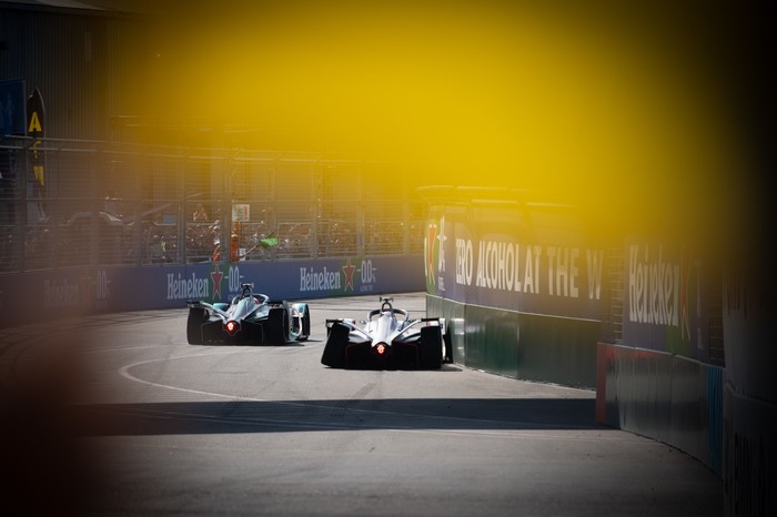 Warga Jakarta bisa menonton langsung kejuaraan balap mobil listrik dunia Formula E mulai tahun depan.