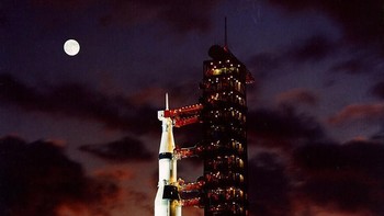 Saturn V yang membawa Apollo 11 memiliki tinggi 111 meter. Bobot mencapai 2,8 juta kilogram, atau sekitar 400 ekor gajah. Lebih lanjut, bahan bakar yang digunakan Saturn V dalam misi Apollo 11 ini disebut mampu digunakan sebuah mobil untuk mengitari dunia sebanyak 800 kali. Foto: Getty Images
