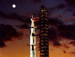 Melihat Penerbangan Pertama Manusia Menuju Bulan