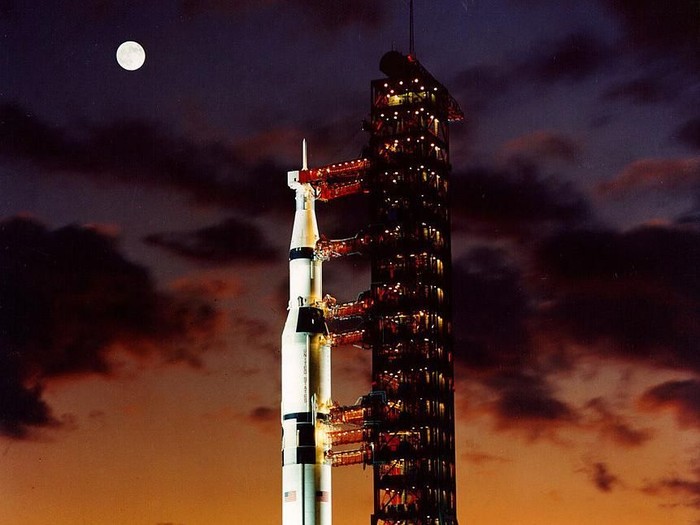 Roket Saturn V yang membawa misi Apollo 11. Foto: Getty Images Roket Saturn V yang membawa misi Apollo 11. Foto: Getty Images
