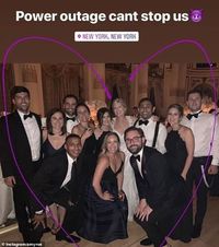 Gedung Mati Lampu, Pasangan Ini Menikah Disenteri Handphone Para Tamu