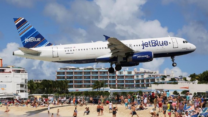 St. Martin, Netherlands Antilles - February 8, 2014: A jetBlue Airbus A320 with the registration N639JB approaching St. Martin Airport (SXM). St. Martin is rated one of the most dangerous airports in the world. JetBlue is an American airline, headquartered in New York City.