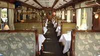 Peru juga memiliki kereta mewah Hiram Bingham yang dapat menampung 84 penumpang dengan gerbong bergaya tahun 1920-an. Kabin dengan meja makan mewah diiringi pemandangan paling memukau dari Andes, Sungai Urubamba dan dua lintasan gunung yang menakjubkan. Istimewa/Thomas Barrat/Shutterstock.