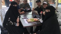 Alhamdulillah terkumpul semuanya dengan Izin Allah, susah mencari waktu buat kumpul seperti ini, tulis ayah Taqi pada unggahan foto ini.  Foto: instagram @taqi_malik, @abu_taqi_malik