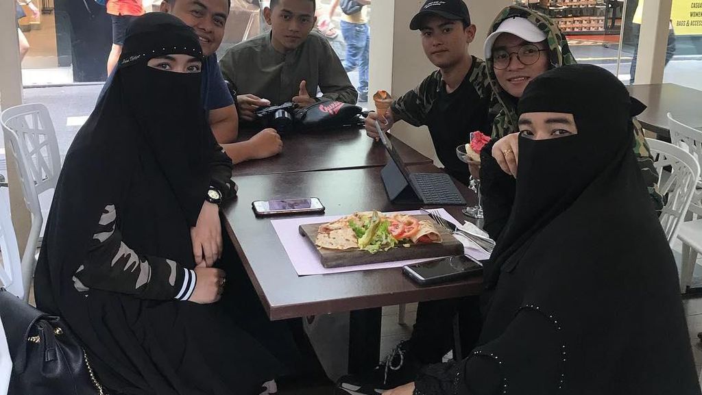 Momen Hangat Keluarga Taqi Malik yang Kompak Saat Kulineran Bareng Momen Hangat Keluarga Taqi Malik yang Kompak Saat Kulineran Bareng