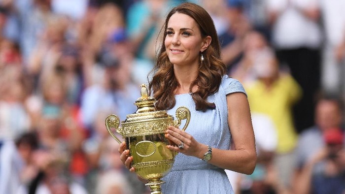 LONDON, ENGLAND - JULY 02: Gill Brook and Catherine, Duchess of Cambridge show their support from the royal box during Day two of The Championships - Wimbledon 2019 at All England Lawn Tennis and Croquet Club on July 02, 2019 in London, England. (Photo by Matthias Hangst/Getty Images)