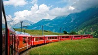Selain itu, Swiss juga mempunyai kereta bernama Bernina Express yang menjelajahi pegunungan Alpen yang menawan. Para penumpang disambut dengan lembah Val Poschiavo di Italia dan lanskap es yang berada tepat di atas gunung. Istimewa/AGF/Getty Images.