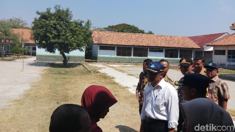 Ke SMP 1 Muara Gembong, Mendikbud Pastikan PPDB Lancar dan Cek Bangunan Rusak Ke SMP 1 Muara Gembong, Mendikbud Pastikan PPDB Lancar dan Cek Bangunan Rusak