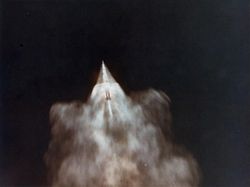 Melihat Penerbangan Pertama Manusia Menuju Bulan