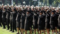 Sementara itu, peraih Adhi Makayasa dari Akmil bernama Fajar M Al Farouk yang berasal dari Korps Penerbang Angkatan Darat. Dari AAL, peraih Adhi Makayasa bernama Ariz Pama Yudhaprawira dari korps pelaut.