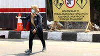 Proses pembangunan JPO ini dilakukan selama 24 Jam non stop dan diharapkan dapat selesai pada awal November.