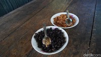 Di Coffee Plantation Tour di Resor MesaStila kamu akan mencoba makan biji kopi seusai disangrai dengan tambahan gula Jawa (Ahmad Masaul Khoiri/detikcom)