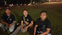 Mohamad Haris (tengah) pendiri Gubug Lanceng, yang juga jadi pelopor peternak madu lanceng di Kabupaten Magelang. Lanceng adalah sebutan untuk stingless bee (Ahmad Masaul Khoiri/detikcom)