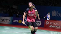 Terus bermain menekan, Greysia/Apriyani unggul di gim pertama dengan skor 21-15.
