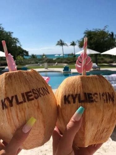 Foto-foto Kylie Jenner Ajak Teman-temannya Liburan Mewah Gratis, Jangan Iri