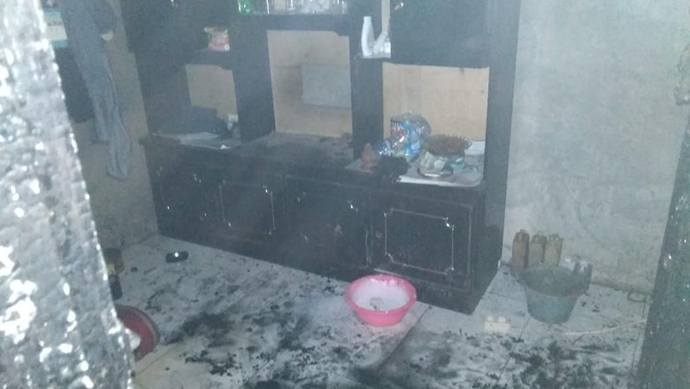 Rumah Terbakar di Kembangan, 14 Unit Mobil Damkar Dikerahkan Rumah Terbakar di Kembangan, 14 Unit Mobil Damkar Dikerahkan