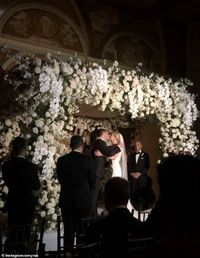 Gedung Mati Lampu, Pasangan Ini Menikah Disenteri Handphone Para Tamu