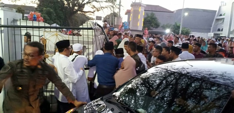 Bus Tabrak Pagar di Pelepasan Haji Sukabumi, 5 Orang Terluka Bus Tabrak Pagar di Pelepasan Haji Sukabumi, 5 Orang Terluka