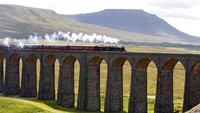 The Settle to Carlisle Line merupakan salah satu perjalanan kereta api yang paling indah dan bersejarah di Inggris. Para pengunjung akan dapat menikmati keindahan kawasan pedesaan Inggris, keindahan Yorkshire Dales hingga ke perbatasan Skotlandia saat menaiki kereta ini. Walaupun tidak memakan lebih dari seratus mil, penumpang akan merasakan keindahan lanskap Inggris dan kemewahan kabin yang luas dan nyaman. Istimewa/Peter Byrne/PA Images/Getty Images.
