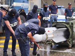 Polisi Italia Razia Kelompok Neo-Nazi, Sita Rudal Pesawat Siap Tempur
