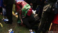 Di antara mereka ada yang sujud syukur di hadapan kedua orang tuanya.