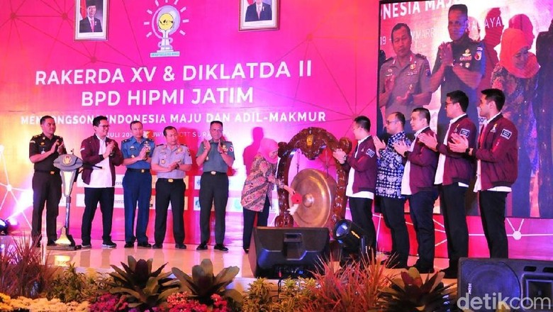 Buka Rakerda HIPMI Jatim, Khofifah Sampaikan Tiga Pesan Jokowi Buka Rakerda HIPMI Jatim, Khofifah Sampaikan Tiga Pesan Jokowi