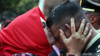 Seorang ibu langsung mencium kening anaknya yang telah dilantik menjadi perwira TNI.
