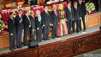 Dalam paripurna tersebut juga DPR mengesahkan sembilan anggota komisioner KPI. 