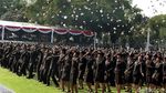 Aksi Lempar Topi ke Udara Perwira TNI-Polri Usai Dilantik