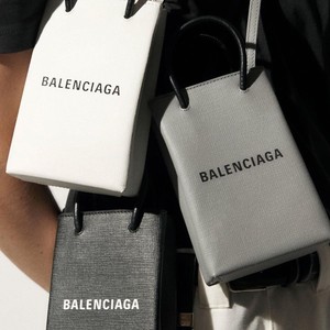 Balenciaga Rilis Tas Kecil Rp 16 Juta, Fungsinya Hanya Untuk Taruh Ponsel Balenciaga Rilis Tas Kecil Rp 16 Juta, Fungsinya Hanya Untuk Taruh Ponsel